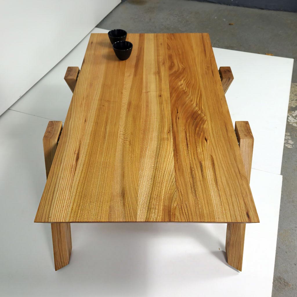 photo-solid-wood-table-insect